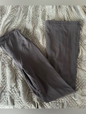 TNA CHEEKY FLARE YOGA PANTS